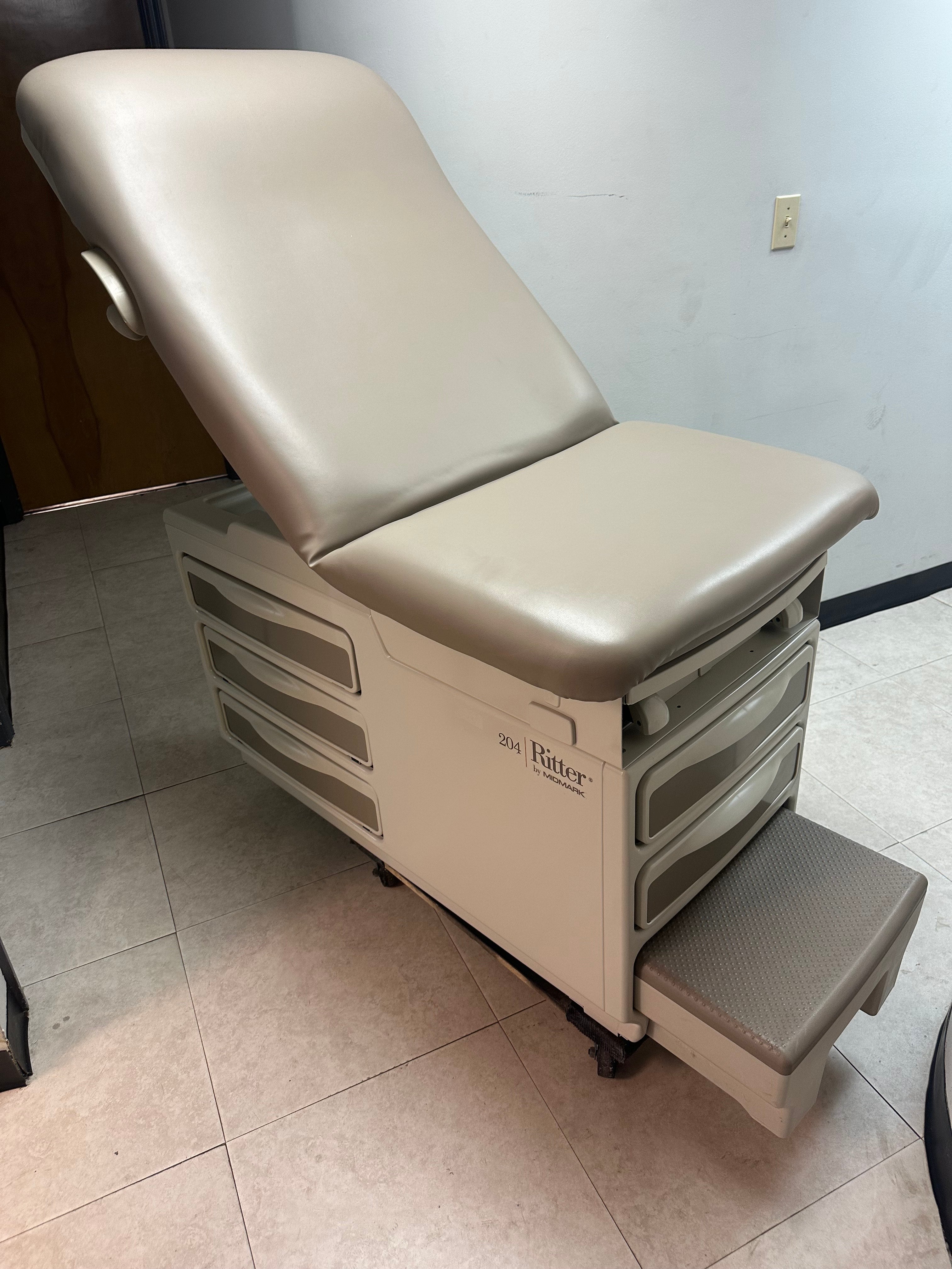 Midmark 204 Exam Table