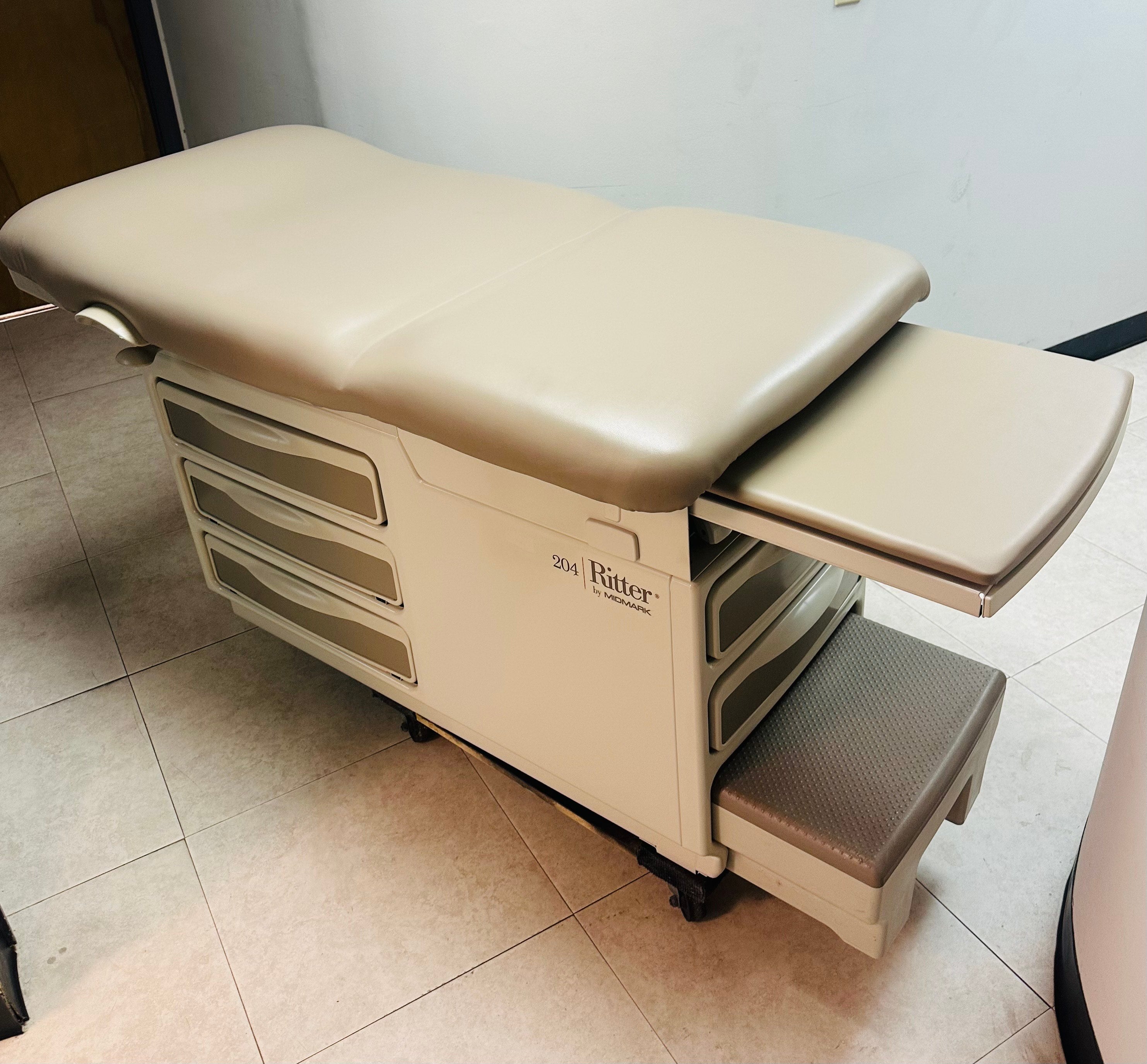 Midmark 204 Exam Table