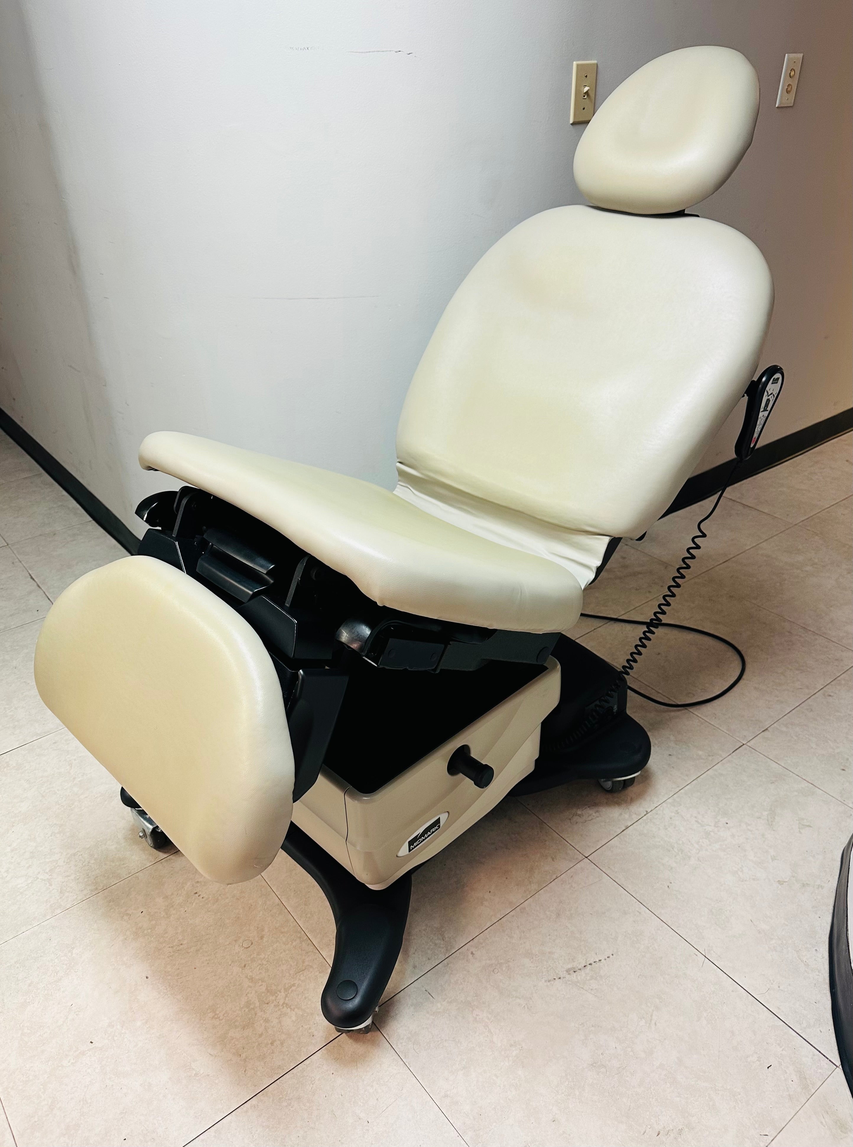 Midmark 630 HumanForm Procedure Chair (Refurbished)
