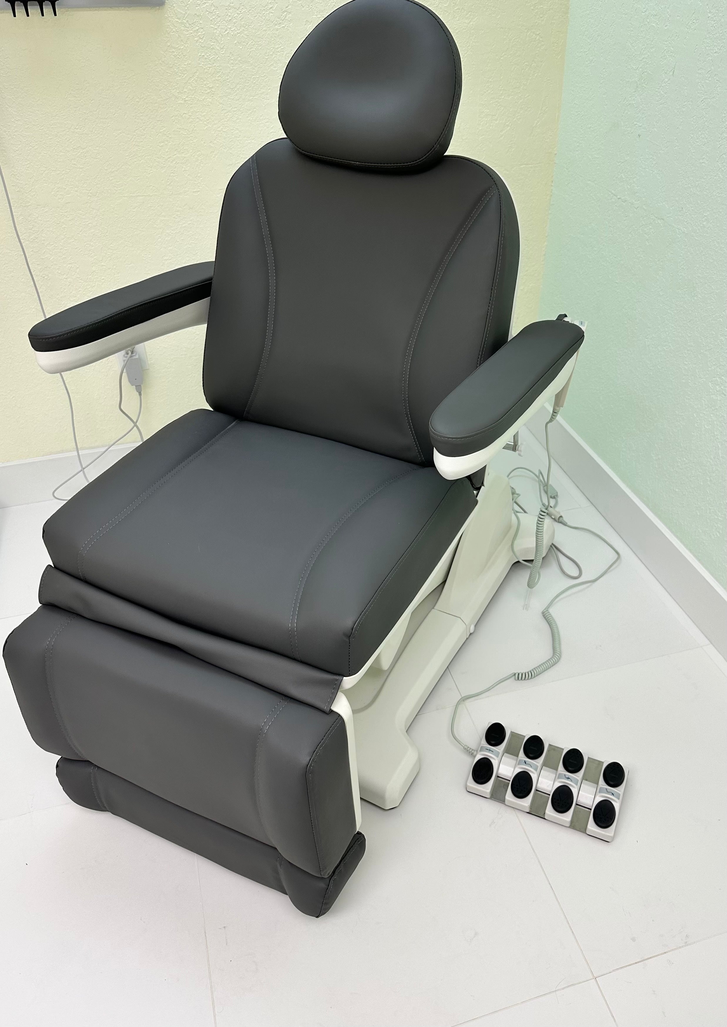 New SMS 2235 Programmable Procedure Chair