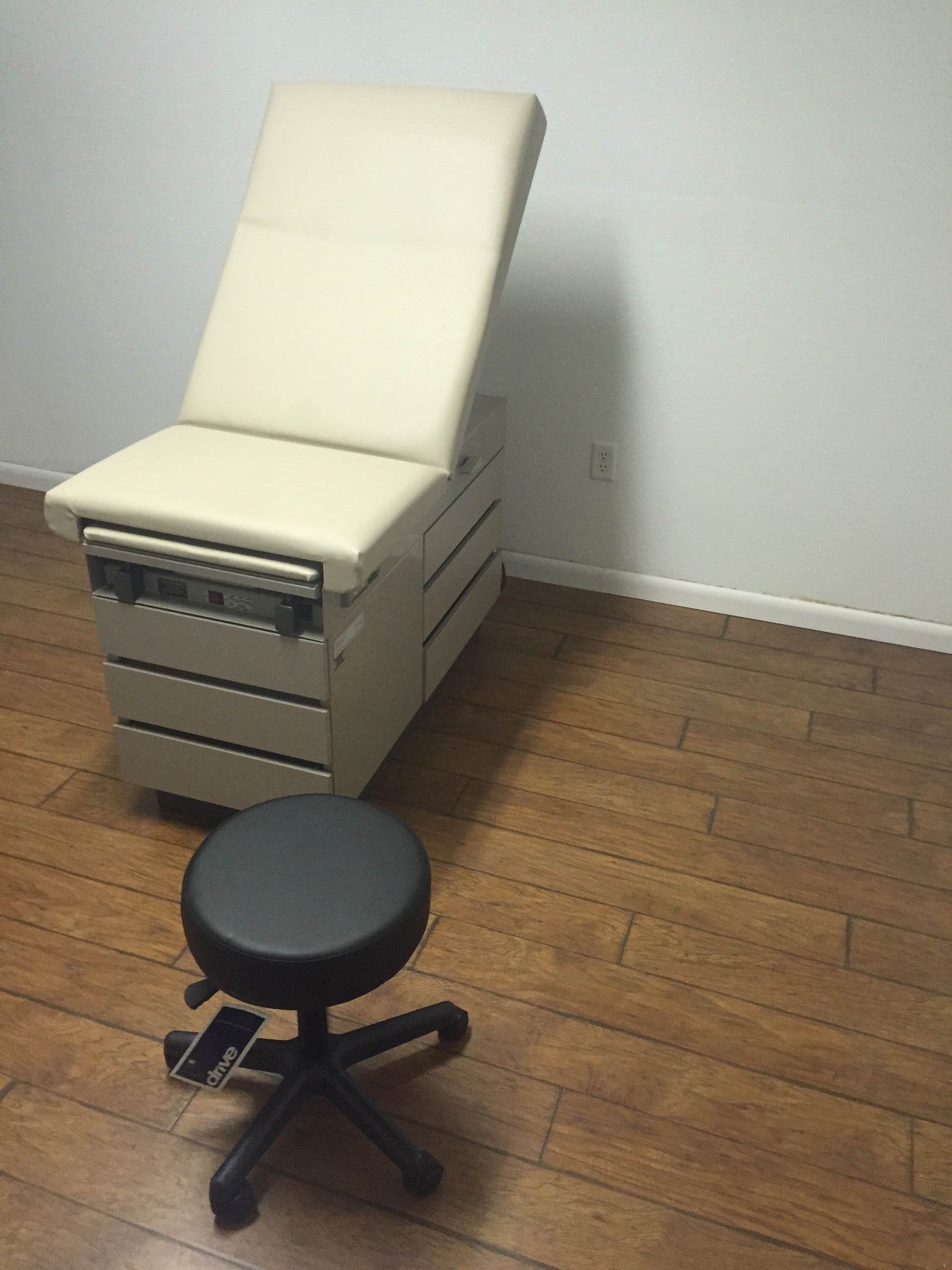 Preowned Midmark Ritter 104 Exam Table
