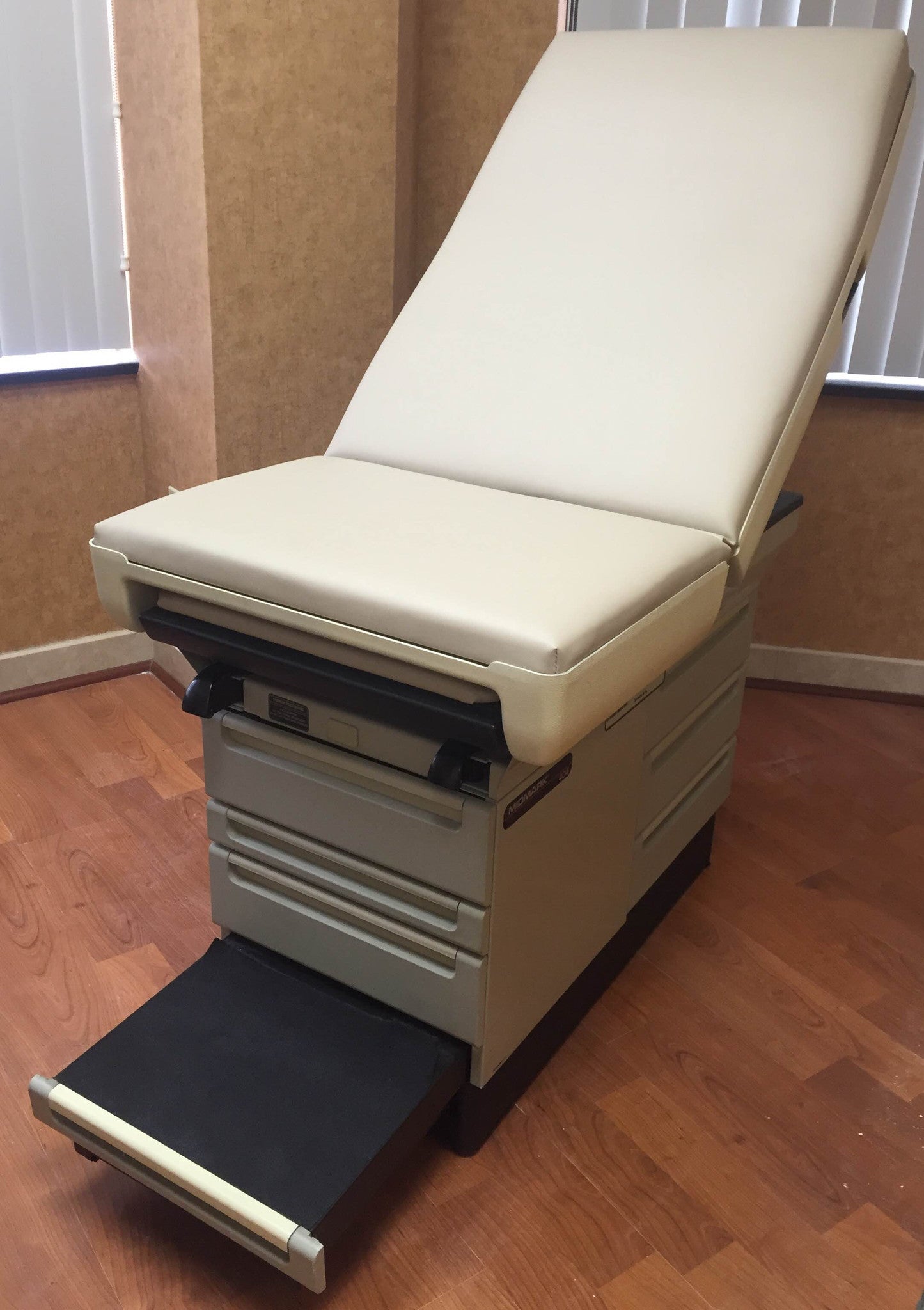 Preowned Midmark 404 Exam Table (Sand)